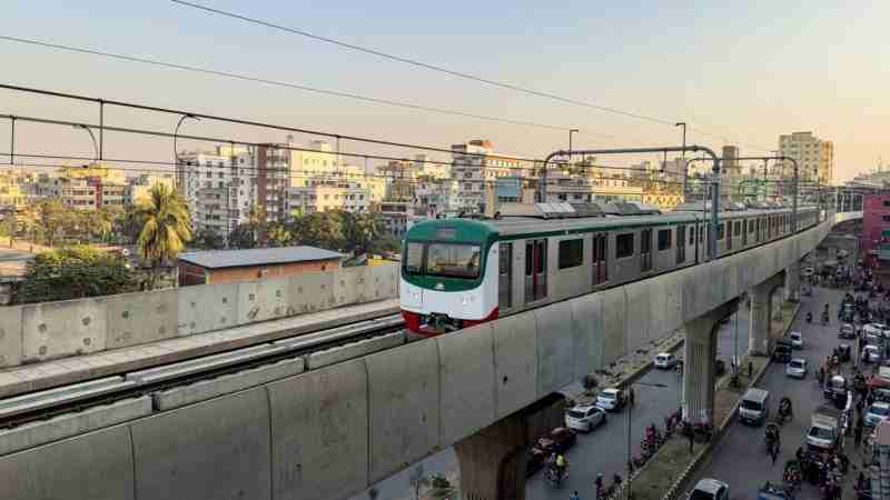 After passengers are stuck in the metro rail for 2 hours in Dhaka, the service started again