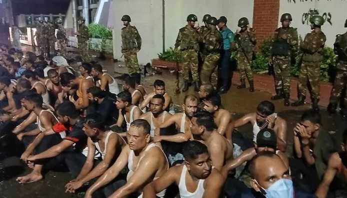 সচিবালয় এলাকায় আনসারদের সঙ্গে শিক্ষার্থীদের সংঘর্ষ: ৪ শতাধিক সদস্য আটক